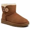 Femme Chaussures UGG - W Mini Bailey Button II 1016422 W/Che Marron -Promos Ugg Magasin 0000198904821 01 sw